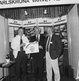 Personal från Tele vid uställningsskärm (Enköping)