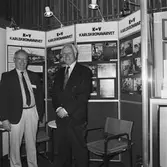 Personal från Tele vid uställningsskärm (Enköping)