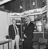 Personal från Tele vid uställningsskärm (Enköping)