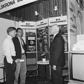 Personal från Tele vid uställningsskärm (Enköping)