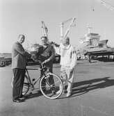 VD H. Hedman överlämnar cykel till vinnare av motionskampanjen