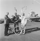 VD H. Hedman överlämnar cykel till vinnare av motionskampanjen