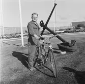 VD H. Hedman överlämnar cykel till vinnare av motionskampanjen