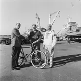 VD H. Hedman överlämnar cykel till vinnare av motionskampanjen