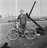 VD H. Hedman överlämnar cykel till vinnare av motionskampanjen