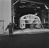 VD H. Hedman vid ribbspantformen till YSB plastverkst.
