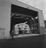 VD H. Hedman vid ribbspantformen till YSB plastverkst.