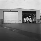 VD H. Hedman vid ribbspantformen till YSB plastverkst.