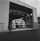 VD H. Hedman vid ribbspantformen till YSB plastverkst.