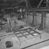 Montering av ny svetsrobot i plåtverkst.