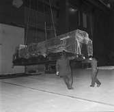 Lyft av svetsmaskin till flakhallen