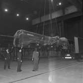 Lyft av svetsmaskin till flakhallen