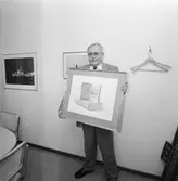 Bengt Frennfeldt med målning av varvets historia