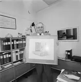 Bengt Frennfeldt med målning av varvets historia