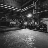 Arbetsbild skärmaskin i plåtverkst.