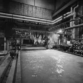 Arbetsbild skärmaskin i plåtverkst.