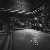 Arbetsbild skärmaskin i plåtverkst.