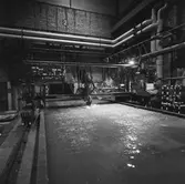 Arbetsbild skärmaskin i plåtverkst.