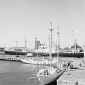 Civil båt i oscarsdockan samt Gladan o Falken vid kajen