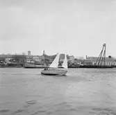 Karlskronakryssaren sjösättning och under segel ext