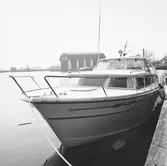 Civil motorbåt på drottninghallskaj