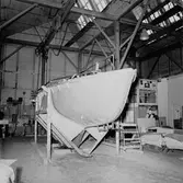 Segelbåten Viggen under arbete i båtverkstan