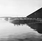 Minarbetsbåtar vid kajen