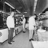 Resturangelever i stadshotellets kök