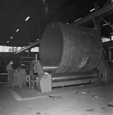 Arbete i rullbockningsmaskin i plåtverkstan