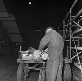 Skyddsglasögon, skyddskor och hjälm. Varvet runt