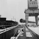 Lyft av absorptionstorn i 100 tons kranen