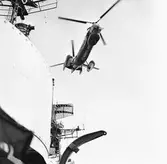 Lyft av radarantenn från Kryssaren Göta Lejon