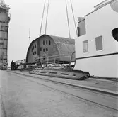 Lyft av bottensektion å 100-tonskranen