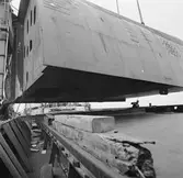 Lyft av bottensektion å 100-tonskranen