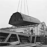 Lyft av bottensektion å 100-tonskranen