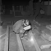 Kvinnlig svetsare och traversförare