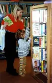 Gunnel Arvidsson och dottern Elisa besöker Kållereds bibliotek i slutet av 1990-talet.