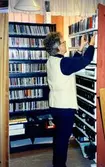 CD-utlåning för biblioteksassistent Kerstin Skårvik, Kållereds bibliotek 1980-tal.