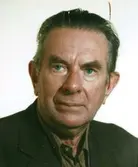 Sigvard Larsson (1919 - 1991), okänt årtal. Socialdemokratisk politiker i Kållered/Mölndal. Arbetade som järnvägstjänsteman.