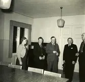 Fem (S)-politiker står i A-salen, Kållereds kommunalhus, på Streteredsvägen 3 cirka 1945 - 1950. Från vänster: Berta Mattsson (1910 - 2013), Osvald Johansson (1901 - 1989), Harry Mattsson (1904 - 1959), Torsten Englund (1899 - 1979) samt Harry Johansson (1902 - 1977).