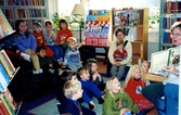 Sagostund för barn med Ingrid Hansson (längst till höger) på Kållereds bibliotek 1990-tal.