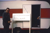Socialdemokraternas valrörelse i Kållered centrum år 1985. Framför den vit/röda husvagnen, vid skylten 