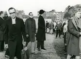 Samling utanför Församlingshemmet vid Biskopsvisitation år 1966. I förgrunden, från vänster: 1. Ragnar Andersson (från Skolstyrelsen), 2. komminister Gustaf Lindman, 3. Gunnar Hillerström (rektor i Kållered), 4. biskop Bo Giertz, 5. Leila Olofsson (lärare i Kållered). Alla skolbarnen samlades i Församlingshemmet för att möta biskopen. I bakgrunden ses Vommedals lägenhetsområde.