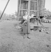 Kvinna håller i näverlur. Fröken Skansen.