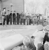 Sollidenscenen. Uniformerade män blåser i näverlurar. Lions dag, Sven-Bertil Taube, Läderläpparna, Lena Granhagen, Frk. Skansen, Agneta