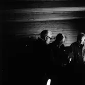 75-årsjubileet. Kung Gustav VI Adolf besöker en av hantverksmiljöerna i Skansens stadskvarter.