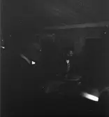 75-årsjubileet. Kung Gustav VI Adolf besöker en av hantverksmiljöerna i Skansens stadskvarter.