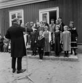 Väla skola. Barn på trappan till Väla skola, Skansen.