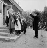 Väla skola. Barn på trappan till Väla skola, Skansen.