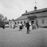 Dans på gårdsplanen framför Skogaholms herrgård, Skansen